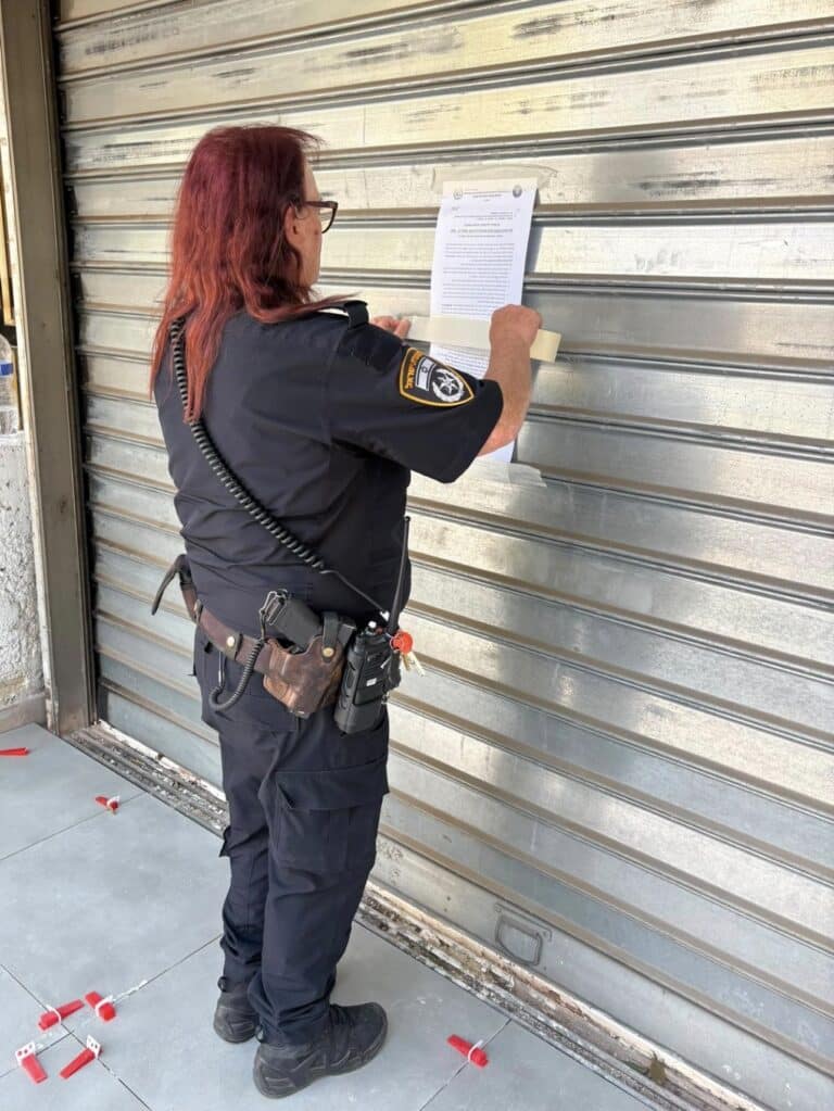 מרכול ברחוב רמב”ם בגבעתיים נסגר ל־30 ימים לאחר שנתפס שוהה בלתי חוקי שהועסק במקום